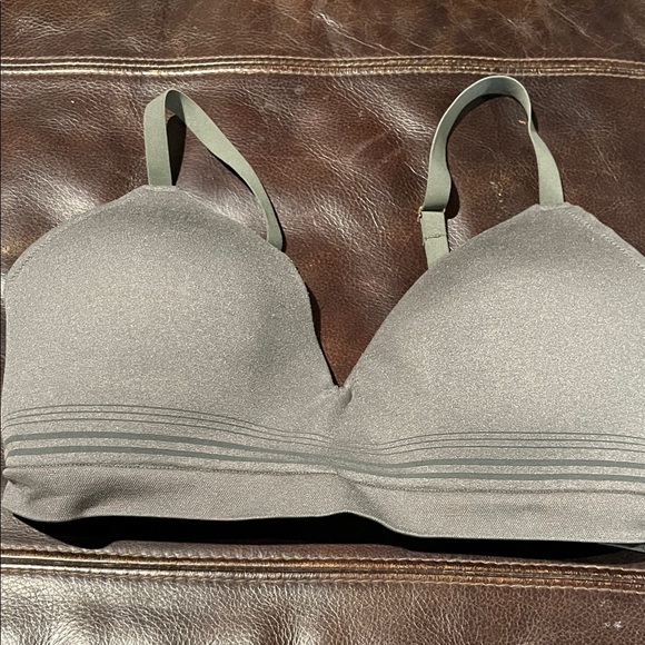 Elegant Olive Seamless Bra - Picture 1 of 2